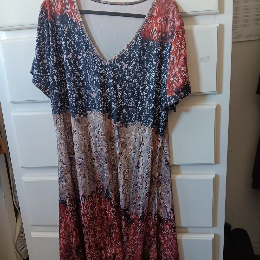 V-Neck dress bust 23" - Picture 4 of 9
